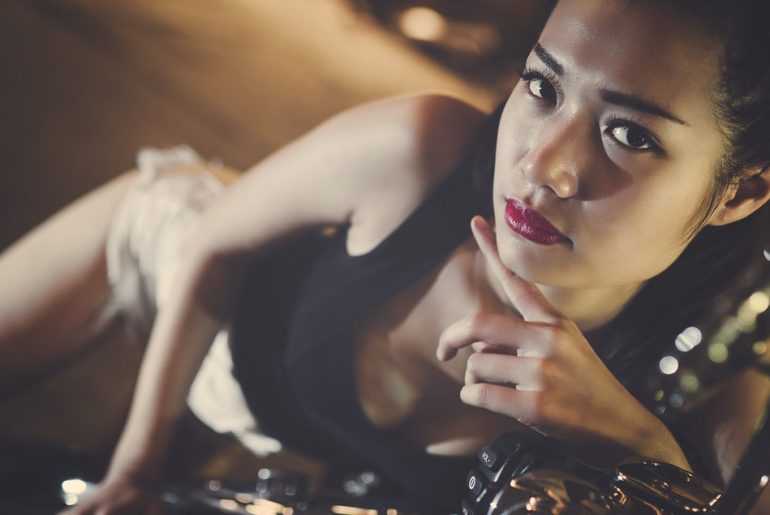 Signs a Woman Wants To Sleep With You